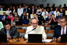 Reunião formal no Senado com parlamentares discutindo temas importantes