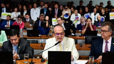 Reunião formal no Senado com parlamentares discutindo temas importantes