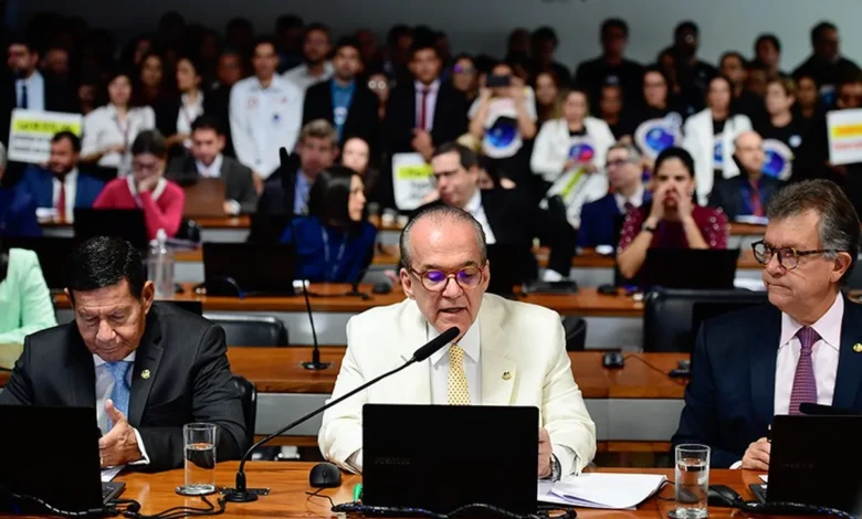 ReuniĂŁo formal no Senado com parlamentares discutindo temas importantes