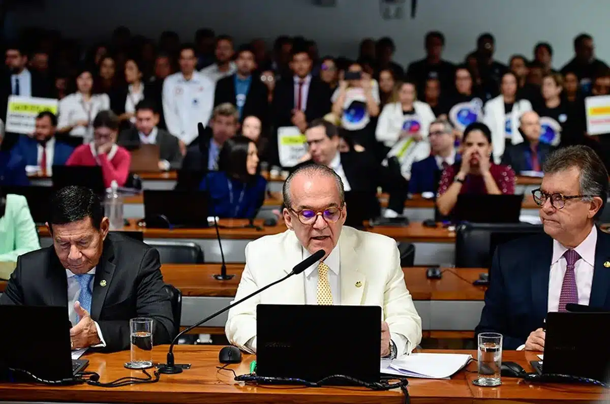 Reunião formal no Senado com parlamentares discutindo temas importantes