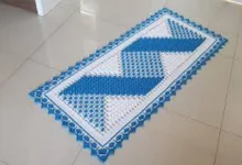 Tapete de crochê com relevo e efeito 3D em tons de azul e branco.