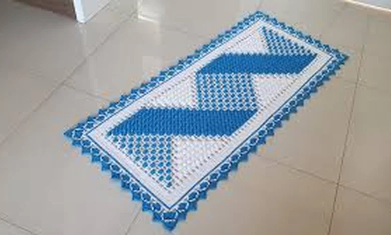 Tapete de crochê com relevo e efeito 3D em tons de azul e branco.