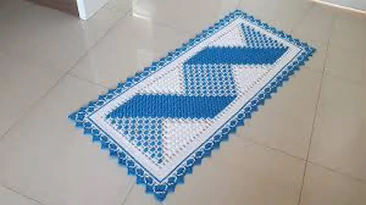 Tapete de crochê com relevo e efeito 3D em tons de azul e branco.