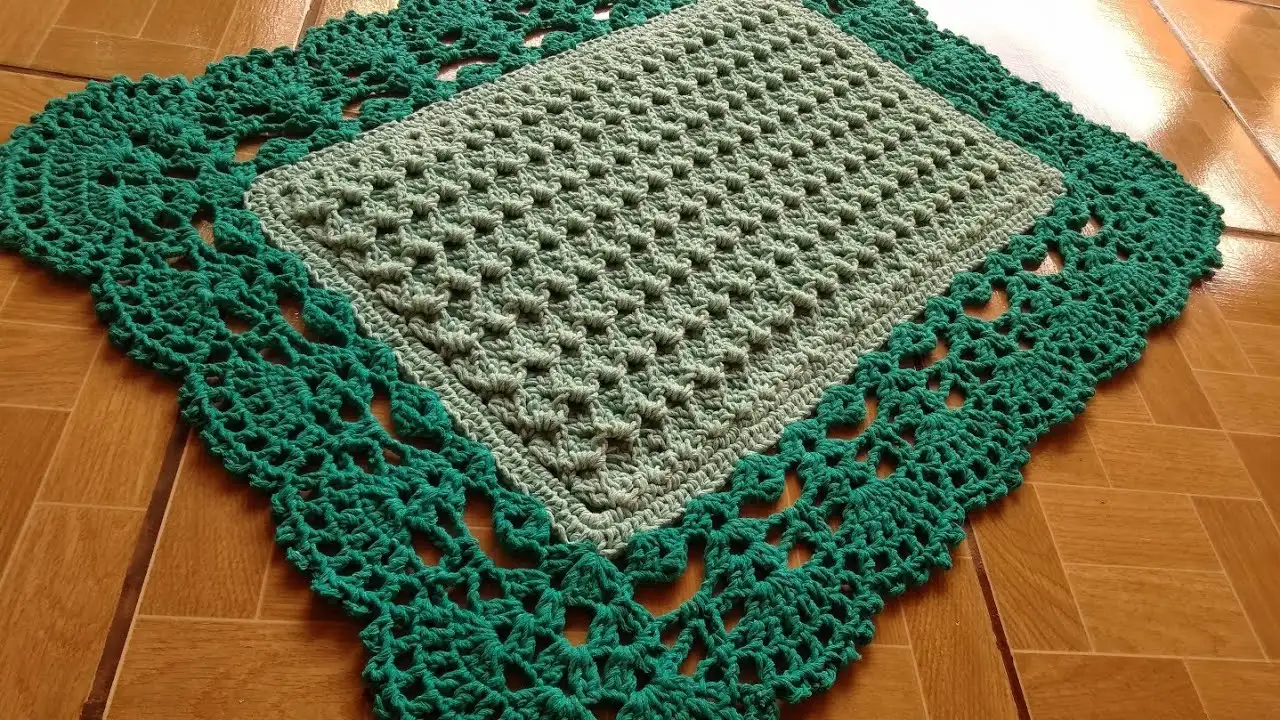 Tapete de crochê 3D feito à mão com detalhes em verde e bege.