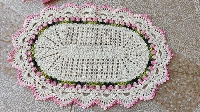 Tapete Maria com flor e tulipa em crochê, com cores suaves e delicadas, perfeito para decoração de ambientes aconchegantes