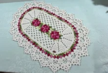 Tapete Maria com flor e tulipa em crochê, com detalhes em rosa e verde, ideal para decorar sua casa com sofisticação