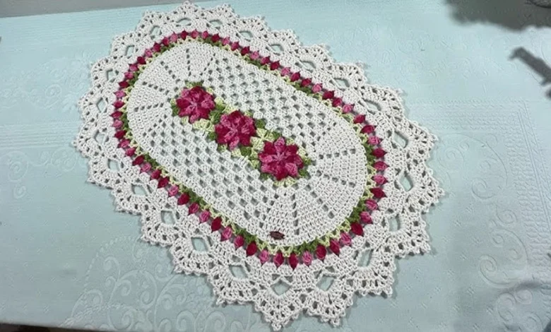 Tapete Maria com flor e tulipa em crochĂȘ, com detalhes em rosa e verde, ideal para decorar sua casa com sofisticação