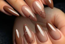 Unhas com esmalte marrom em diferentes acabamentos e designs modernos
