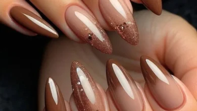Unhas com esmalte marrom em diferentes acabamentos e designs modernos