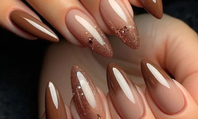 Unhas com esmalte marrom em diferentes acabamentos e designs modernos