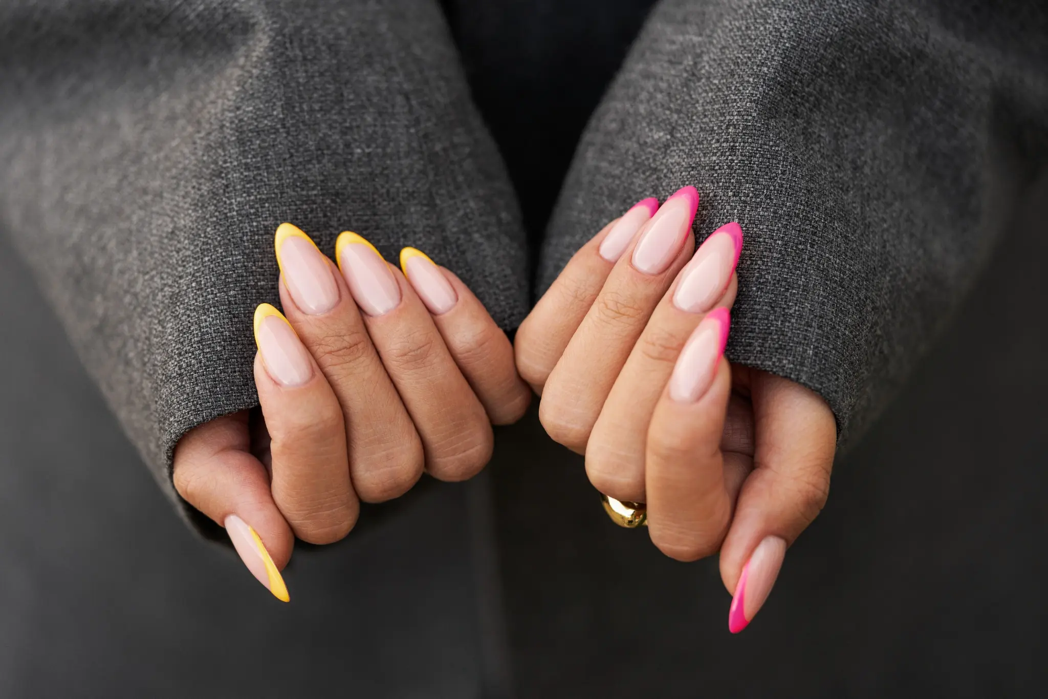Unhas postiças com francesinha colorida em amarelo e rosa, destacando diferentes estilos.