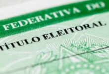 Detalhe do título de eleitor em close mostrando o nome do documento