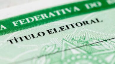 Detalhe do título de eleitor em close mostrando o nome do documento