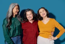 Três mulheres maduras sorrindo, exibindo diferentes cortes e estilos de cabelo