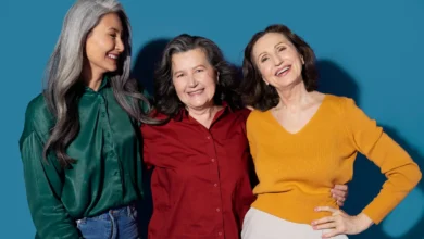 Três mulheres maduras sorrindo, exibindo diferentes cortes e estilos de cabelo