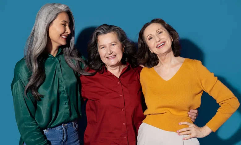Três mulheres maduras sorrindo, exibindo diferentes cortes e estilos de cabelo