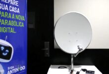 Antena parabólica digital nova e banner do programa Siga Antenado sobre a troca gratuita