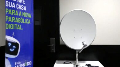 Antena parabólica digital nova e banner do programa Siga Antenado sobre a troca gratuita