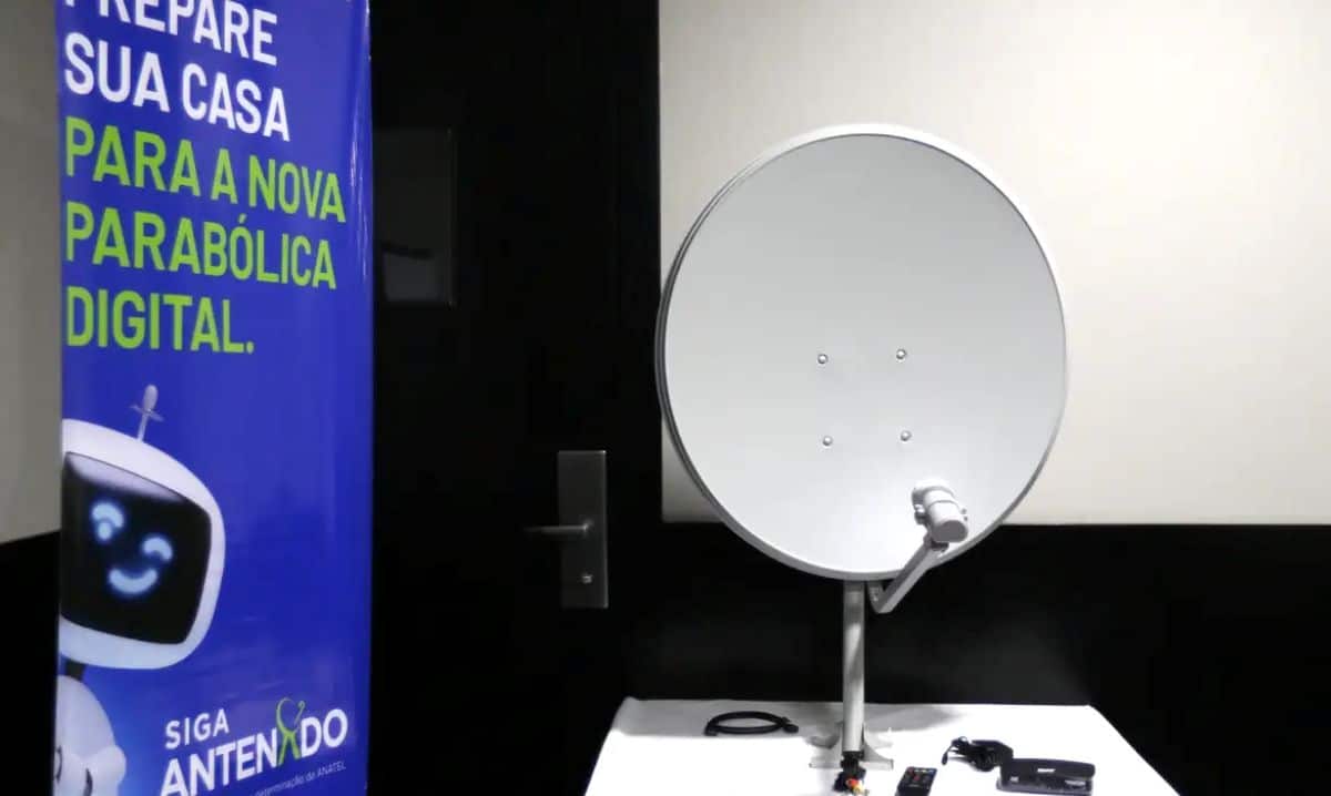 Antena parabólica digital nova e banner do programa Siga Antenado sobre a troca gratuita