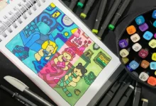 Desenho colorido de três personagens fofos tricotando em um ambiente aconchegante, com muitos marcadores artísticos ao redor.