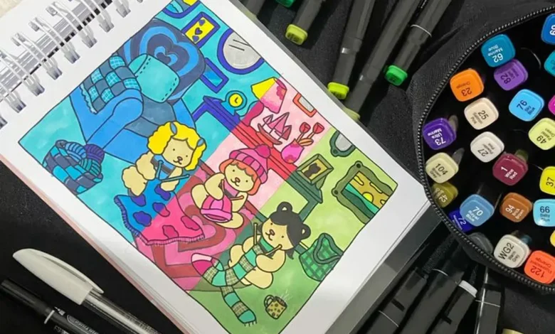 Desenho colorido de três personagens fofos tricotando em um ambiente aconchegante, com muitos marcadores artísticos ao redor.
