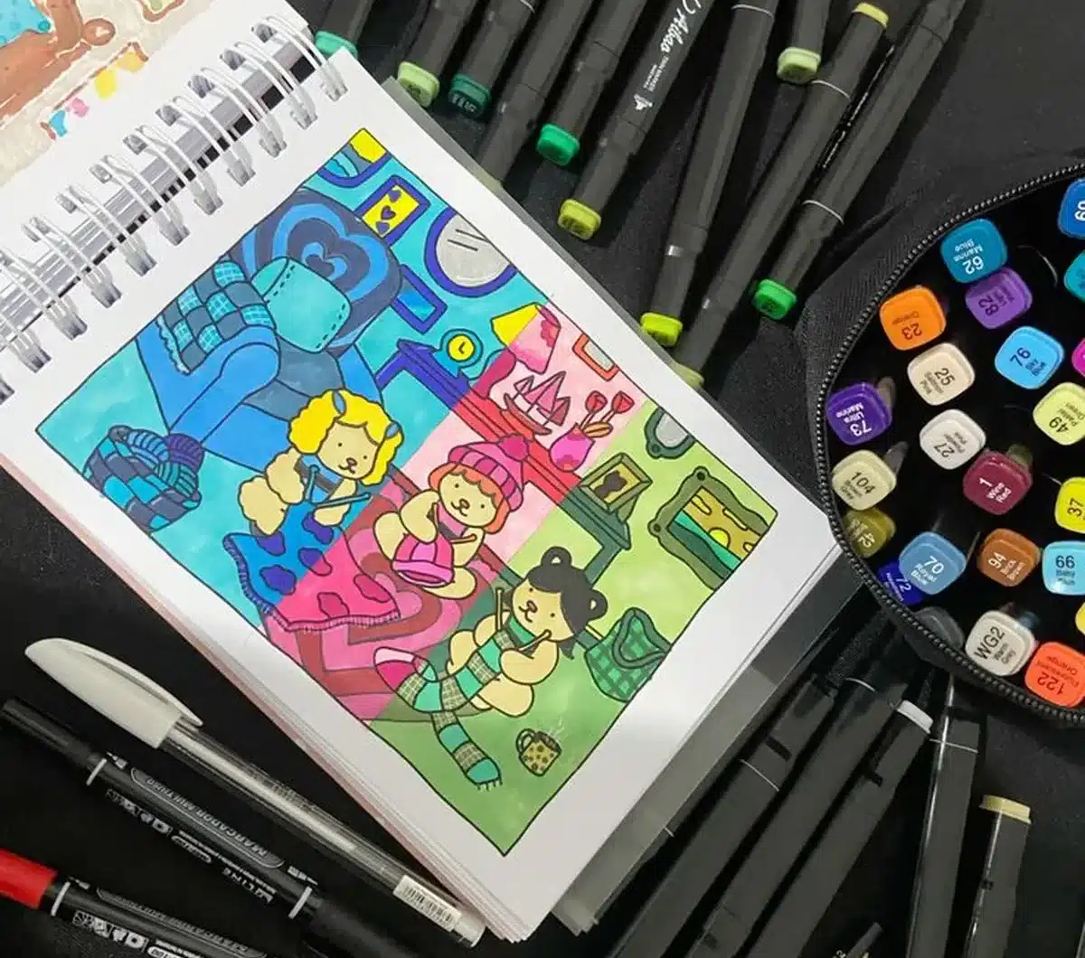 Desenho colorido de três personagens fofos tricotando em um ambiente aconchegante, com muitos marcadores artísticos ao redor.