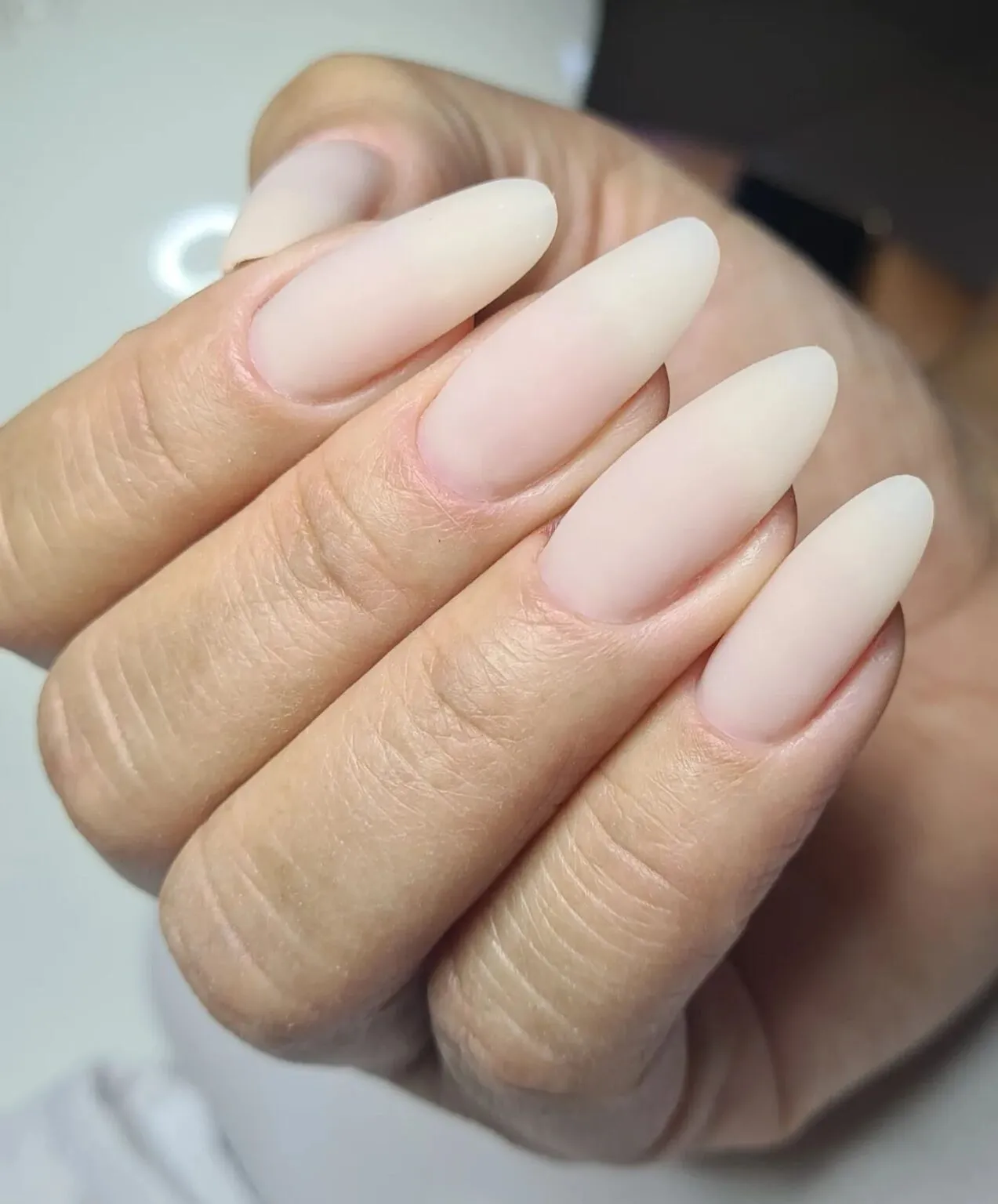 Unhas com formato almond, estilo nude e acabamento fosco.