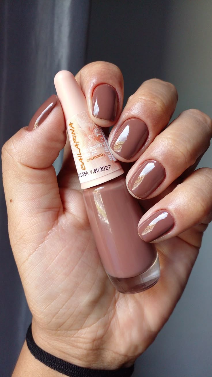 Esmalte Emillarina Ponto de Pé em unhas curtas com acabamento cremoso e brilho sutil.