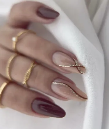 Unhas monocromáticas em tons de Mocha Mousse com detalhes dourados