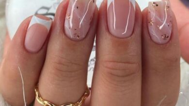 Unhas com decoração moderna em tons neutros, combinação de francesinha e detalhes metálicos em dourado