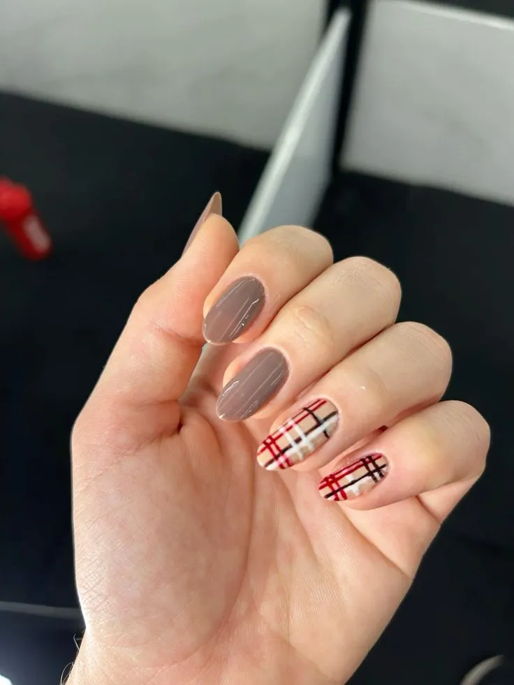 Unhas com esmalte marrom e detalhes xadrez vermelho, branco e preto
