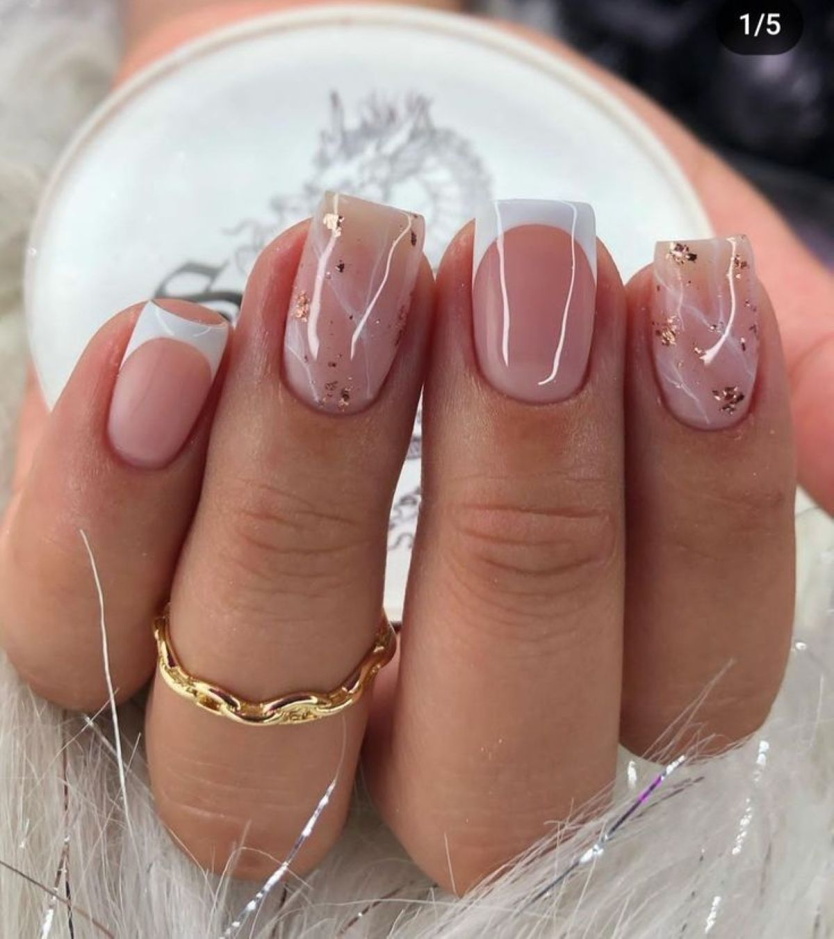 Unhas com decoração moderna em tons neutros, combinação de francesinha e detalhes metálicos em dourado