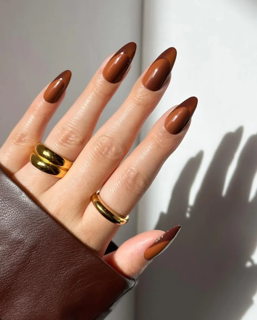 Unhas com francesinha em tons marrons sobrepostos, criando efeito tom sobre tom