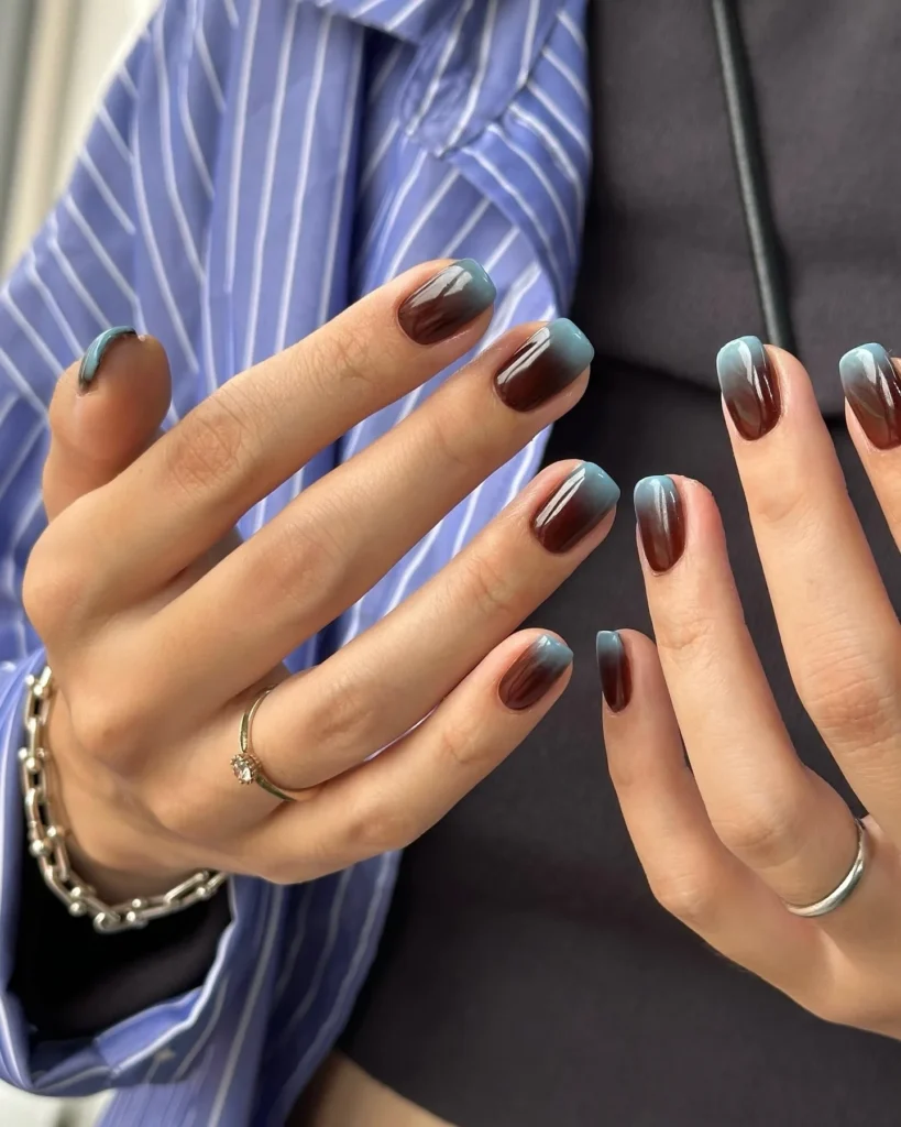 Unhas decoradas com efeito ombré em tons de marrom e azul