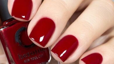 Unhas curtas pintadas com esmalte vermelho profundo, com brilho uniforme e acabamento impecável.