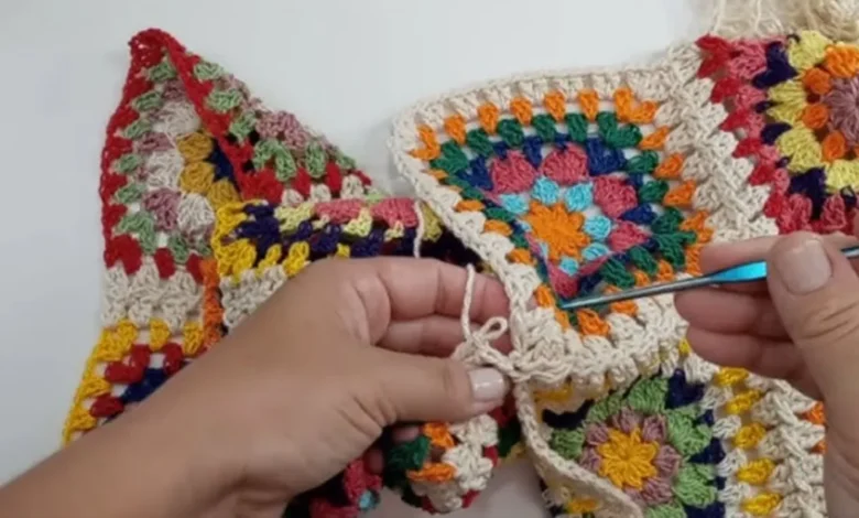 Detalhe da uniĂŁo de quadradinhos de crochĂȘ com agulha, tĂ©cnica sem costura aparente