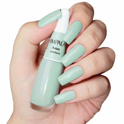 Unhas pintadas com esmalte verde leitoso Impala Flutua