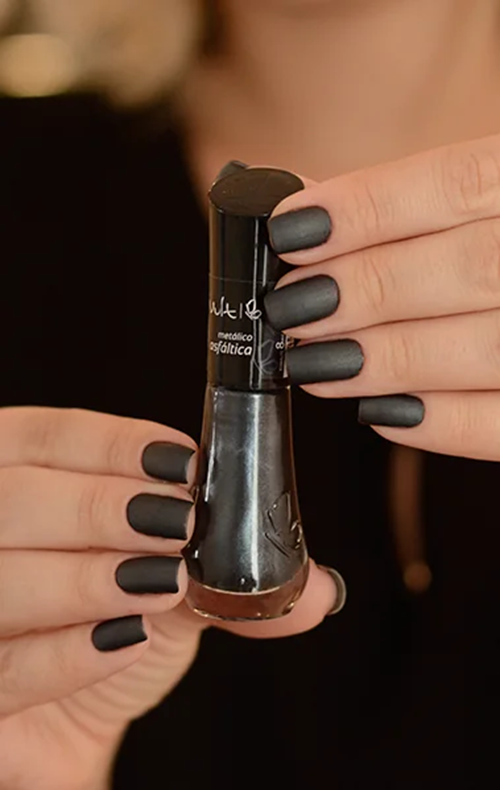 Unhas com esmalte preto fosco da linha Impala, acabamento opaco elegante