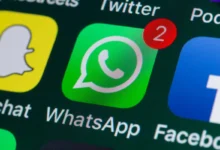 Ícone do WhatsApp com notificações no celular, destacando a opção de criar figurinhas e temas exclusivos
