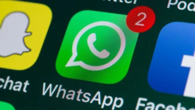 Ícone do WhatsApp com notificações no celular, destacando a opção de criar figurinhas e temas exclusivos