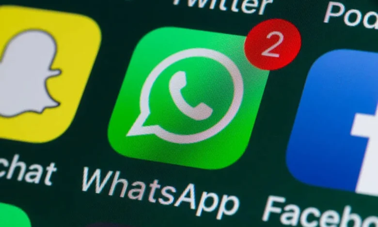 Ícone do WhatsApp com notificações no celular, destacando a opção de criar figurinhas e temas exclusivos