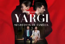 Casal protagonista da novela turca Yargı, sentados em um tribunal, simbolizando tensão e mistério