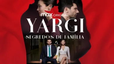 Casal protagonista da novela turca Yargı, sentados em um tribunal, simbolizando tensão e mistério
