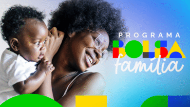 Mãe e bebê sorrindo com o logo do programa Bolsa Família sobre um fundo colorido.