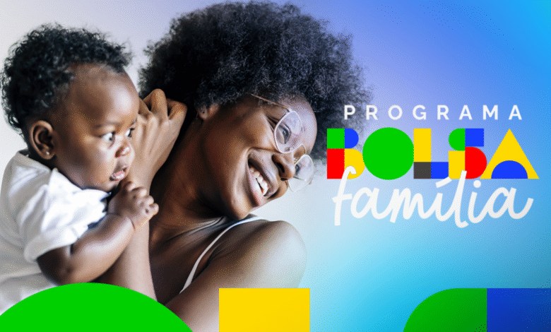 Mãe e bebê sorrindo com o logo do programa Bolsa Família sobre um fundo colorido.