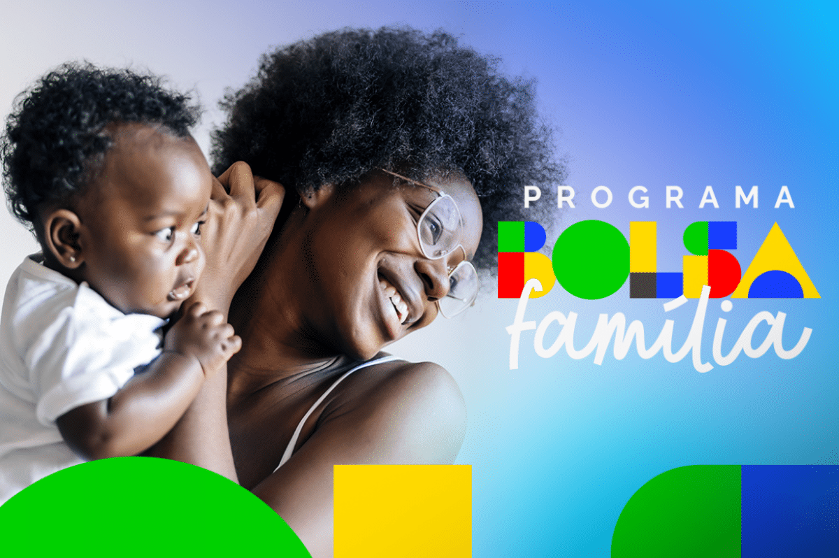 Mãe e bebê sorrindo com o logo do programa Bolsa Família sobre um fundo colorido.