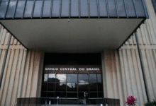 Fachada do Banco Central do Brasil, com destaque para o anúncio de nova ferramenta para rastrear dinheiro roubado em golpe do Pix.