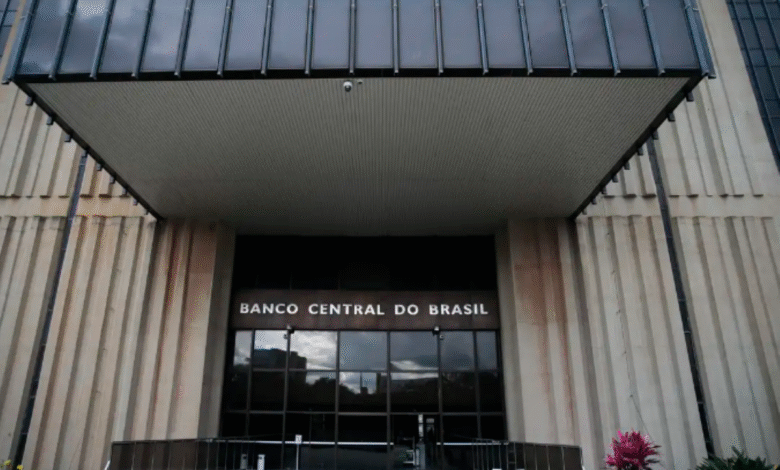 Fachada do Banco Central do Brasil, com destaque para o anúncio de nova ferramenta para rastrear dinheiro roubado em golpe do Pix.