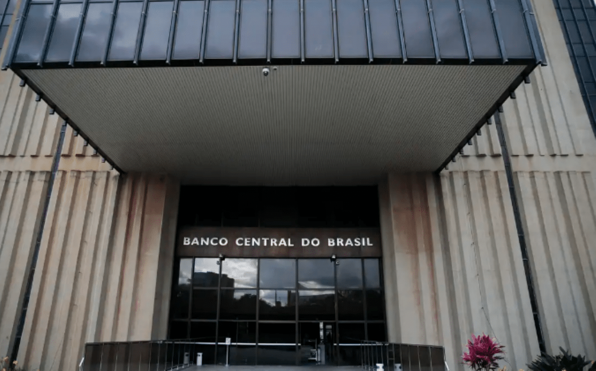 Fachada do Banco Central do Brasil, com destaque para o anúncio de nova ferramenta para rastrear dinheiro roubado em golpe do Pix.