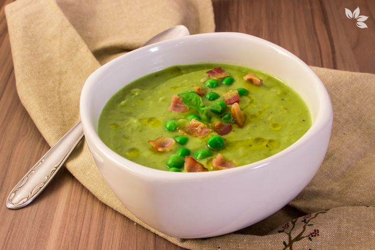 Sopa de ervilha com bacon, servida em uma tigela, típica das festas juninas.